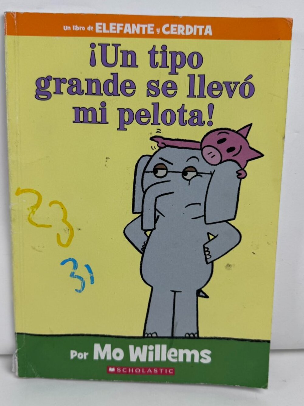 ¡Un tipo grande se llevó mi pelota! Mo Willems Spanish Scholastic Paperback Book